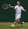 テニス、ウィンブルドン選手権（The Championships Wimbledon 2013）は27日、男子シングルス2回戦が行われ、大会第12シードの錦織圭（Kei Nishikori）は7-6、6-4、6-2でアルゼンチンのレオナルド・メイヤー（Leonardo Mayer）に勝利し、3回戦へ進出した。

リターンを打つ錦織圭（2013年6月27日撮影）。(c)AFP/CARL COURT