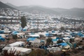 シリア北西部イドリブ県西部の避難民キャンプ（2019年12月12日撮影）。(c)Aaref WATAD / AFP