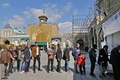 イラン・テヘラン郊外で、国会選挙で票を投じるため列をつくる人々（2020年2月21日撮影）。(c)ATTA KENARE / AFP