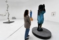 クロアチア・ザグレブ開催の米芸術家、ブラッド・ダウニー氏による展覧会「私はあなた、あなたは私」に展示された一部焼け焦げたメラニア夫人像（2023年4月28日撮影）(c)Denis LOVROVIC / AFP