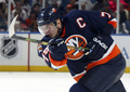 写真は、ショットを放つアイランダーズのアレクセイ・ヤシン（%%Alexei Yashin%%）。(c)AFP/Getty Images Jim McIsaac