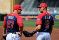 第85回MLBオールスターゲーム（85th All-Star Game）。試合前にマイク・トラウト（Mike Trout、左）と言葉を交わすデレク・ジーター（Derek Jeter、2014年7月15日撮影）。(c)AFP/Getty Images/Rob Carr