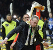 サッカードイツカップ2012-13（German Cup 2012-13）は1日、決勝が行われ、バイエルン・ミュンヘン（Bayern Munich）が3-2でVfBシュツットガルト（VfB Stuttgart）を下し、ドイツ勢としては初のトレブル（三冠）を達成した。

フランク・リベリ（Franck Ribery、奥）にビールをかけられるバイエルン・ミュンヘンのユップ・ハインケス（Jupp Heynckes）監督（2013年6月1日撮影）。(c)AFP/CHRISTOF STACHE