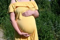 おなかに手を添える妊婦（2020年6月12日撮影、資料写真）。(c)Sergei SUPINSKY / AFP