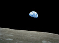 アポロ8号（Apollo 8）の乗組員が撮影した、初めての地球のカラー写真（1968年12月24日撮影）。(c)AFP/NASA