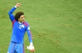 サッカーW杯ブラジル大会（2014 World Cup）グループA、ブラジル対メキシコ。試合後、歓声に応えるメキシコのGKギジェルモ・オチョア（Guillermo Ochoa、2014年6月17日撮影）。(c)AFP/FABRICE COFFRINI