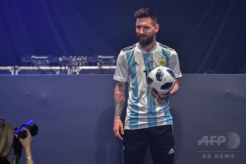 ロシアW杯公式球「テルスター18」お披露目、メッシら豪華ゲスト