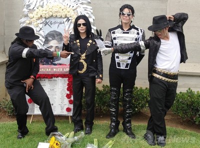 M・ジャクソンさん没後5年、ファンが墓前で追悼 写真10枚 国際