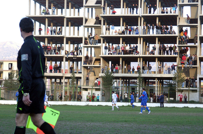 建設中の建物を利用して観戦を楽しむアルバニアのサッカーファン