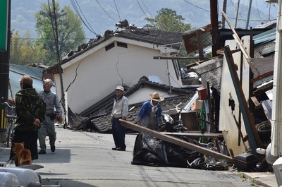 熊本・益城町、各地に倒壊家屋