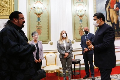 米俳優S・セガールさん、ベネズエラ大統領に日本刀プレゼント