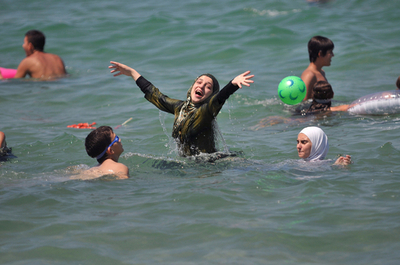 人生初の海水浴を楽しむ西岸地区在住のパレスチナ人たち