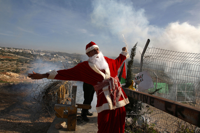 サンタクロース姿で「分離壁」に抗議、パレスチナ自治区