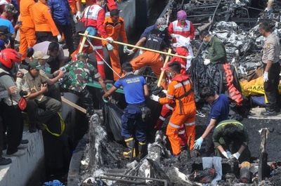 客船火災で船長拘束、真っ先に脱出で乗客置き去り インドネシア