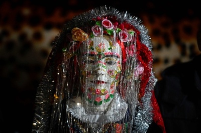 伝統の「冬の結婚式」 ブルガリアのカラフルな祝宴