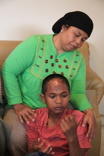 津波で不明の娘と再会の家族、息子も見つかる インドネシア