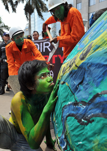 ジャカルタで環境活動家が反世銀デモ