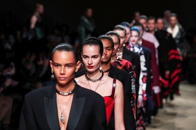 ファッションモデルの実態は借金奴隷？ #MeToo後の最大のタブー【再掲】