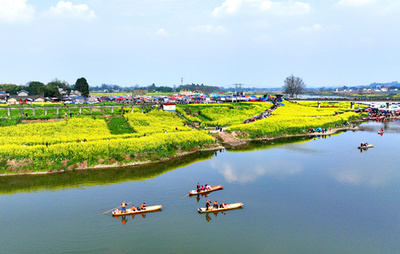 小さな山村を「ネットで話題の村」に変えた「美大生」 中国