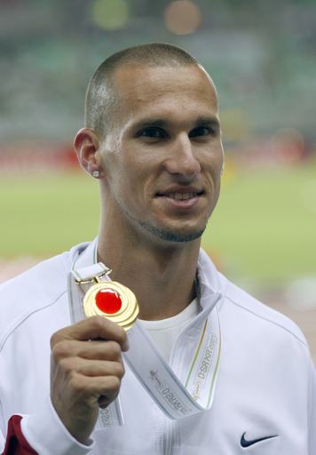 男子400メートルのメダル授与式が行われる