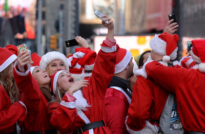 マナー悪化の米NYサンタコン、ルール徹底で「行儀よく」開催