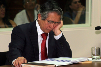 フジモリ氏、公判中に居眠り、医師は裁判続行にゴーサイン