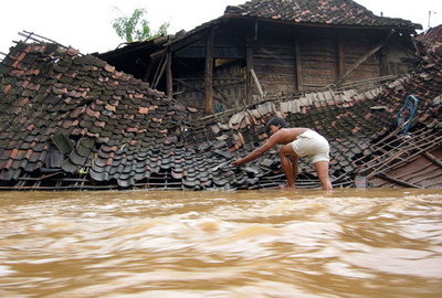 インドネシアの豪雨・地滑り、死者は130人以上か、捜索活動は一時中断