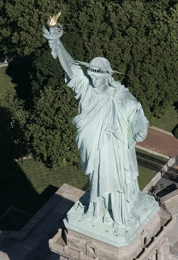 内部告発サイト「ウィキリークス」を提訴の銀行、訴えを取り下げる