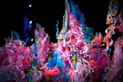 カナリア諸島のカーニバル、華やかなダンサーら競演