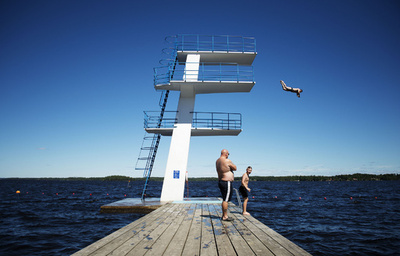 高さ10メートルから湖面にダイブ、スウェーデン