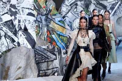 「アレキサンダー・マックイーン」19年春夏コレクション発表