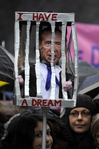 女にだらしない首相はイヤ、イタリア女性が抗議デモ