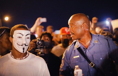 警官に射殺された黒人少年、コンビニ強盗の疑い 米ミズーリ州