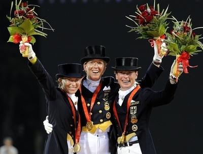 ドイツ 馬場馬術団体グランプリで金メダル獲得