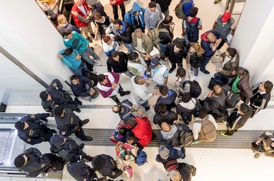 ドイツで難民申請する「シリア人」、3割が国籍偽装か