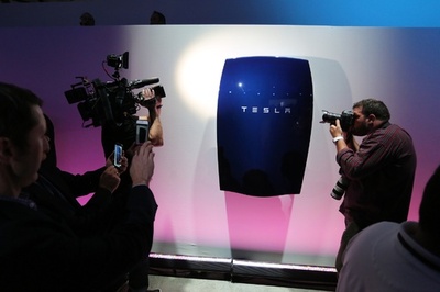 米電気自動車のテスラ、家庭用蓄電池を発表 「エネルギー・インフラ変革」目指す