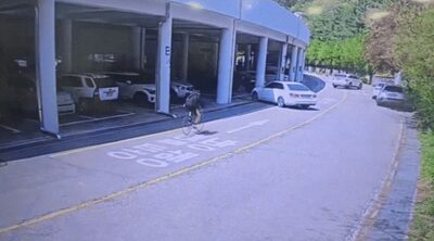 「地面しか見てない」学生チャリが車に激突…韓国・防犯カメラがとらえた“誘導ミサイル”事故