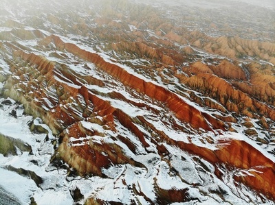 甘粛・張掖に現れた「雪を被った丹霞」