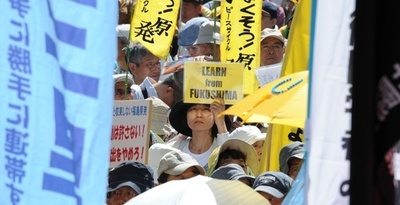 都内で脱原発を求めるデモ