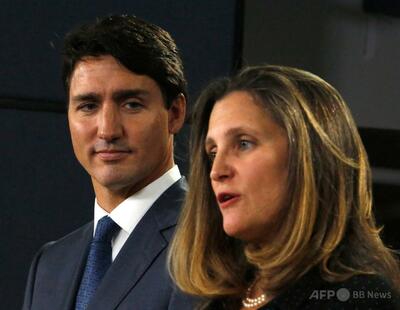トルドー・カナダ首相、主要閣僚辞任で続投に暗雲