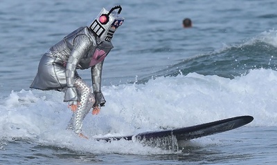 波乗りハロウィーン！ カリフォルニアで仮装サーフィンコンテスト