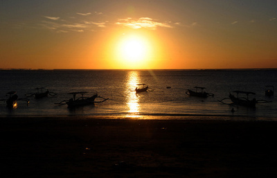 夕焼けに包まれるバリ島のビーチ