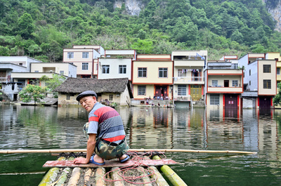 地下水が突然大量に湧出、水に漬かった村 中国・広西
