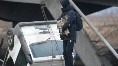 動画：がれきと遺体の間を走り西へ ある一家の避難 ウクライナ