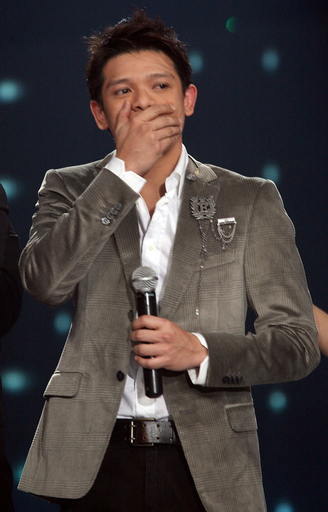 第1回「アジアン・アイドル」はシンガポールのHady Mirzaに決定