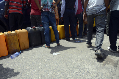 石油製品の違法取引で日本人含む14人起訴、ナイジェリア