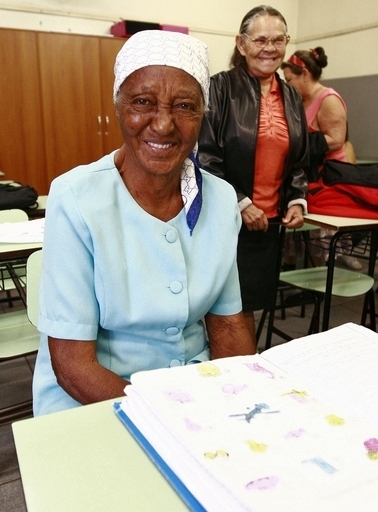 ブラジル100歳女性、夜学で読み書き勉強中 「模範になりたくて」