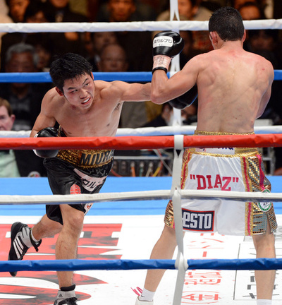 三浦が9回TKOで王座獲得、WBC世界スーパーフェザー級