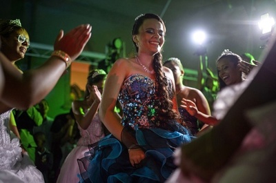 ファベーラの少女たちの15歳を祝う「デビュタンテ」、ブラジル