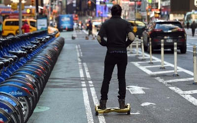 ホバーボードで初の死亡事故、米当局が調査開始